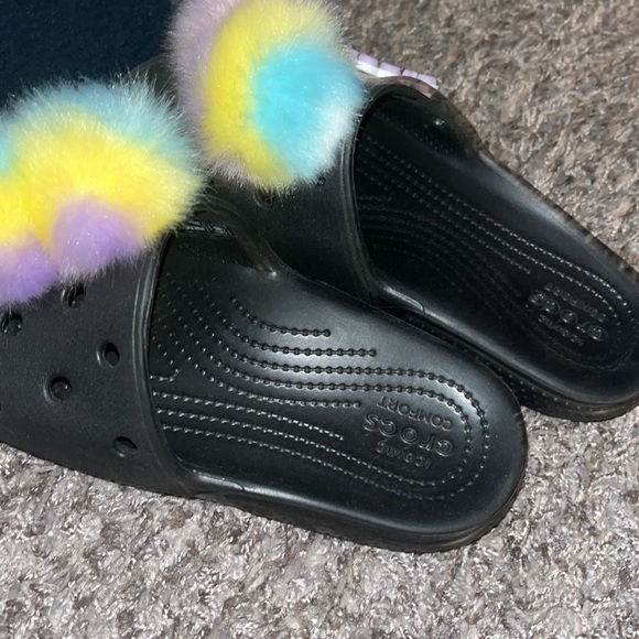 Adorable Crocs Slides Size 2Y - Picture 4 of 6